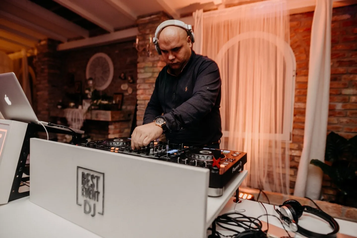 Miki élőben kever a DJ-pultnál