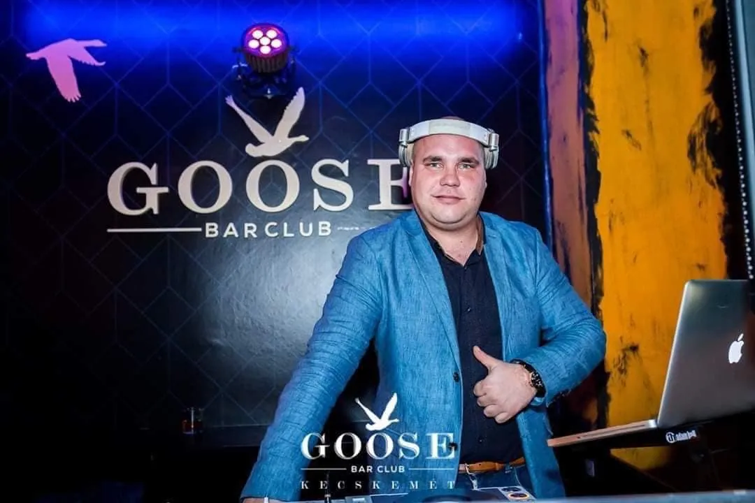 Kovács Miki DJ-pultnál, eredeti klubfotó